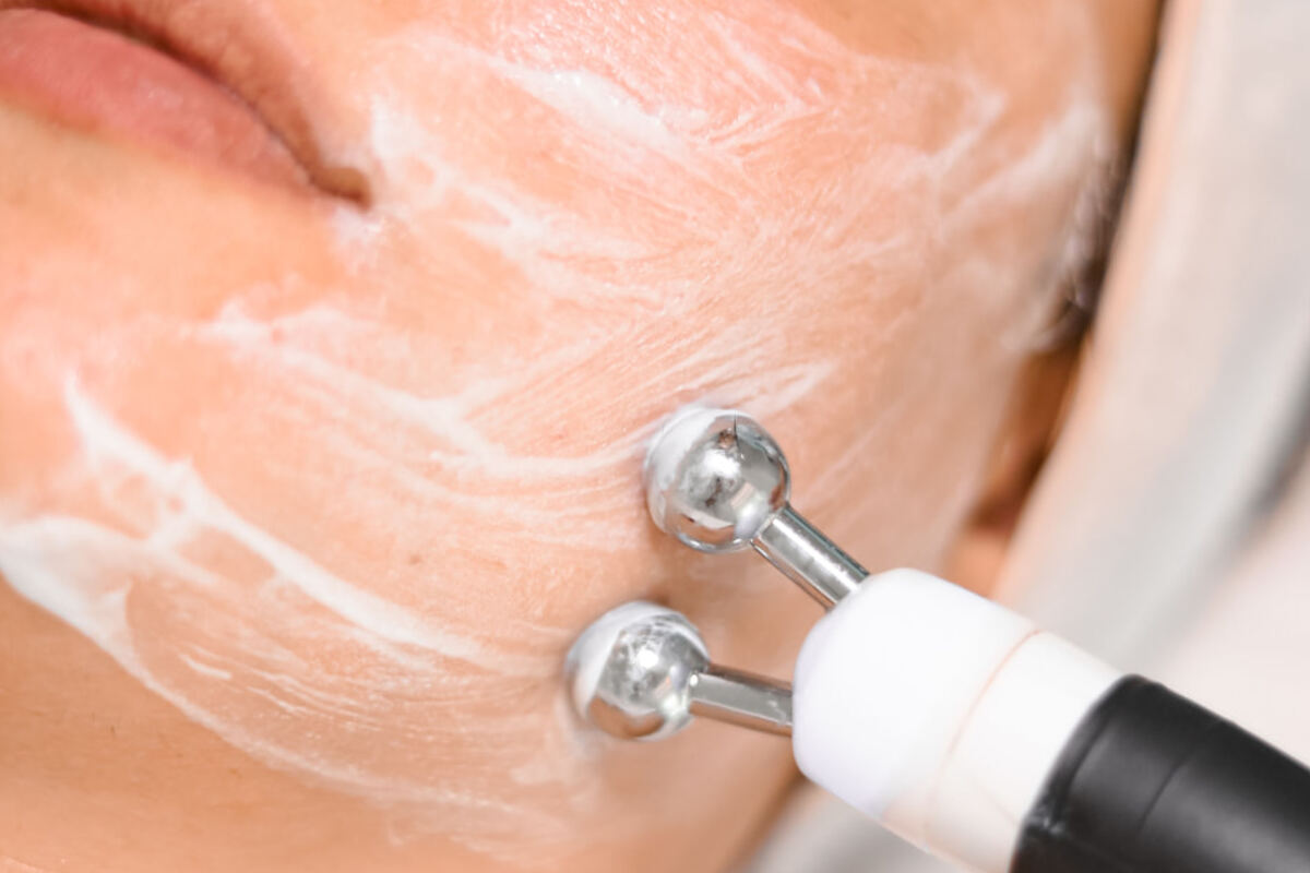 Microcurrent facial device used during a professional skin treatment